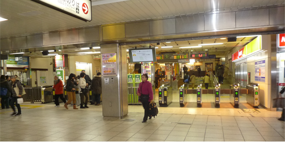戸塚駅の地下改札口を出てすぐ左へ（西口）